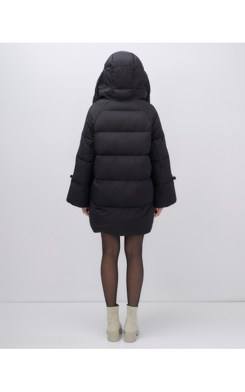 Зимняя женская куртка с капюшоном для холодной погоды.