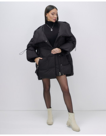 Зимняя женская куртка с капюшоном для холодной погоды.