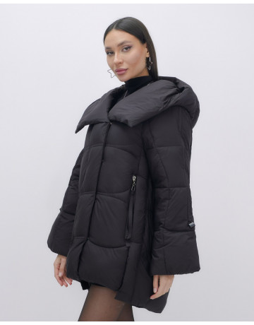 Зимняя женская куртка с капюшоном для холодной погоды.