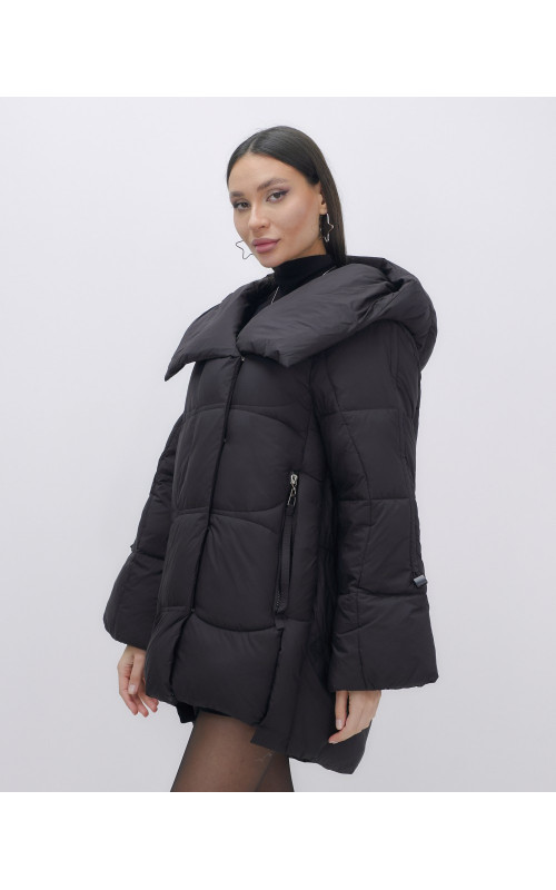 Зимняя женская куртка с капюшоном для холодной погоды.