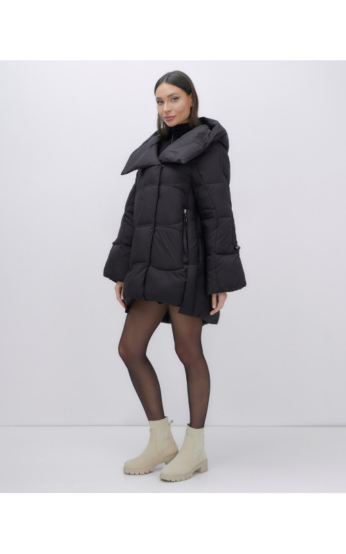 Зимняя женская куртка с капюшоном для холодной погоды.