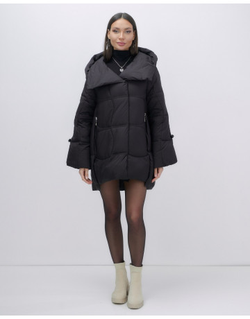 Зимняя женская куртка с капюшоном для холодной погоды.
