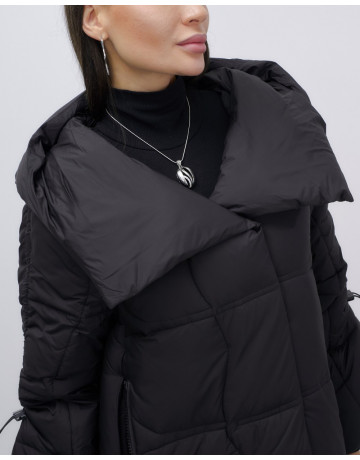 Зимняя женская куртка с капюшоном для холодной погоды.