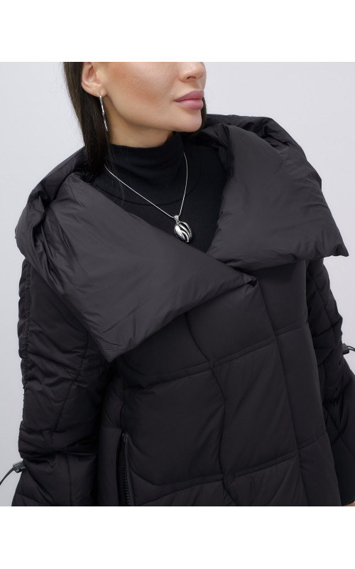 Зимняя женская куртка с капюшоном для холодной погоды.