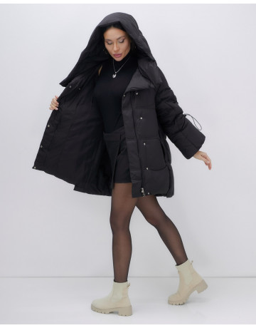 Зимняя женская куртка с капюшоном для холодной погоды.