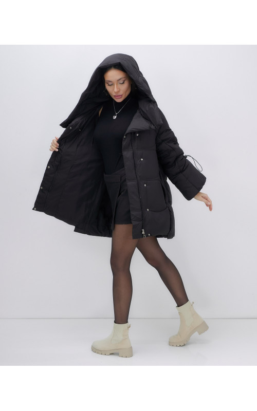 Зимняя женская куртка с капюшоном для холодной погоды.