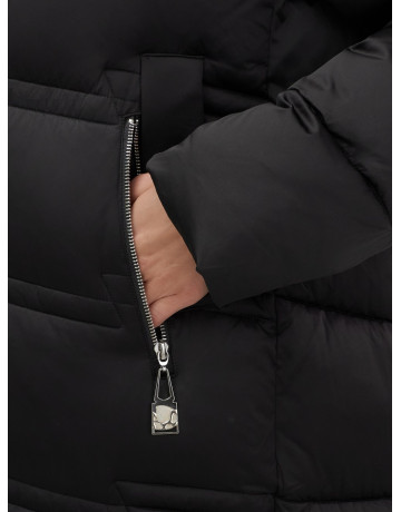 Длинный зимний пуховик для женщин с капюшоном.