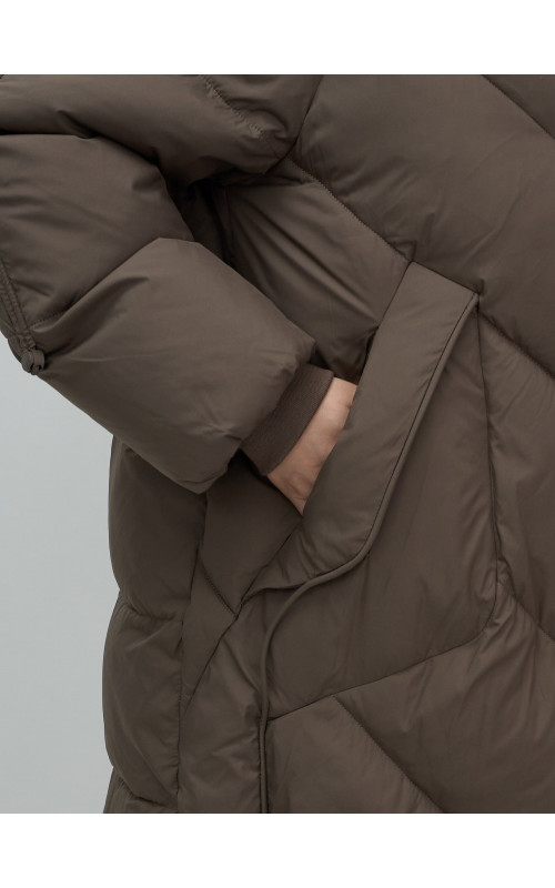 Длинный женский пуховик для зимы.