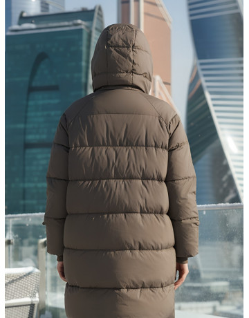 Длинный женский пуховик для зимы.