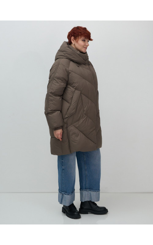 Длинный женский пуховик для зимы.