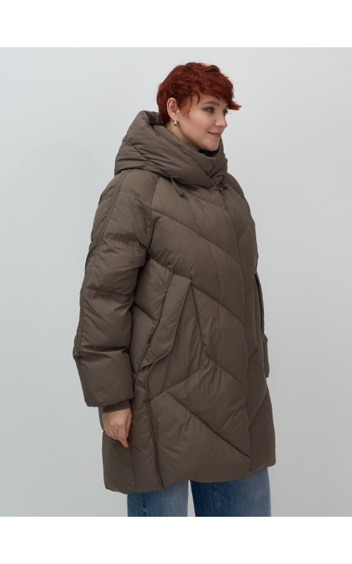 Длинный женский пуховик для зимы.
