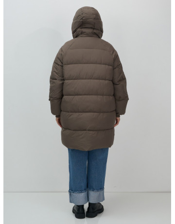 Длинный женский пуховик для зимы.