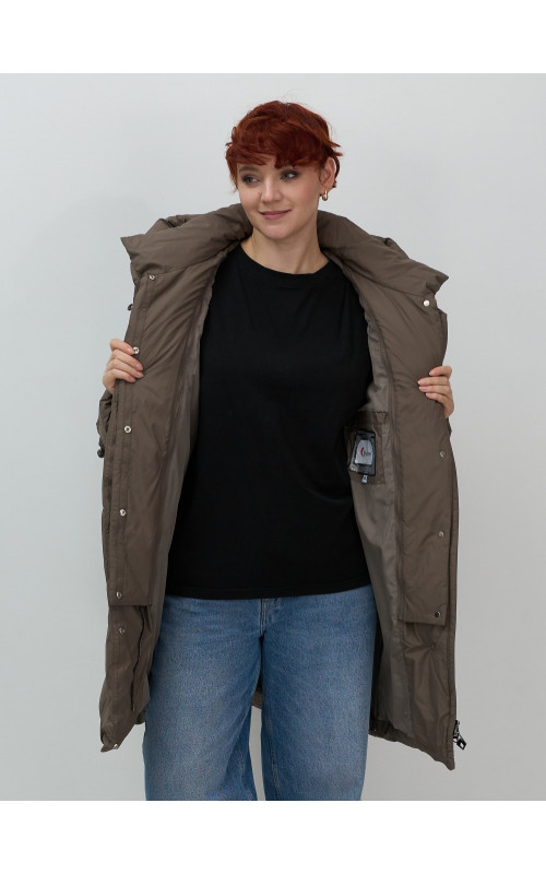 Длинный женский пуховик для зимы.