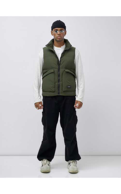 Мужской стеганый зимний жилет для активного отдыха.