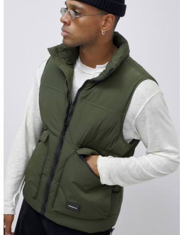 Мужской стеганый зимний жилет для активного отдыха.