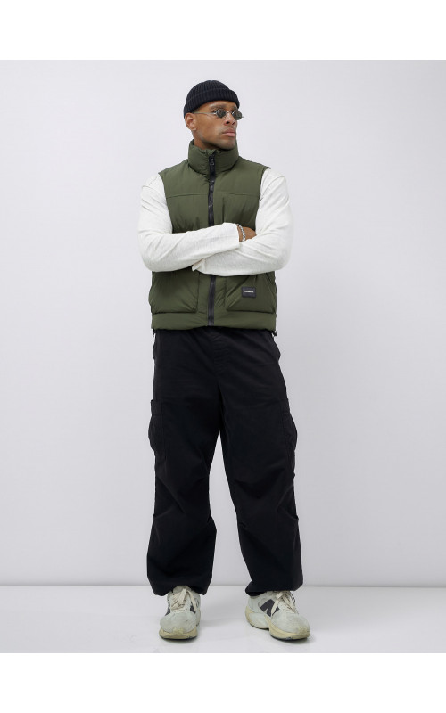 Мужской стеганый зимний жилет для активного отдыха.