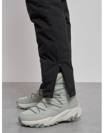 Женский горнолыжный костюм для активных зимних развлечений.