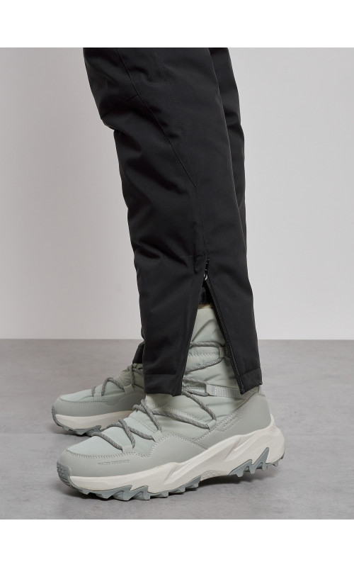 Женский горнолыжный костюм для активных зимних развлечений.