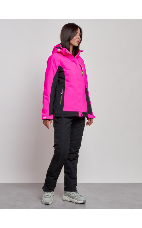 Женский горнолыжный костюм для активных зимних развлечений.