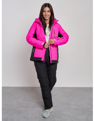 Женский горнолыжный костюм для активных зимних развлечений.