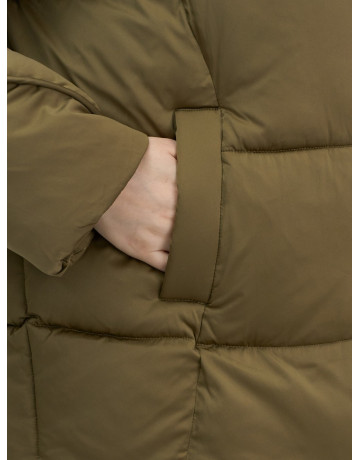 Женский зимний пуховик с капюшоном и декоративными карманами.