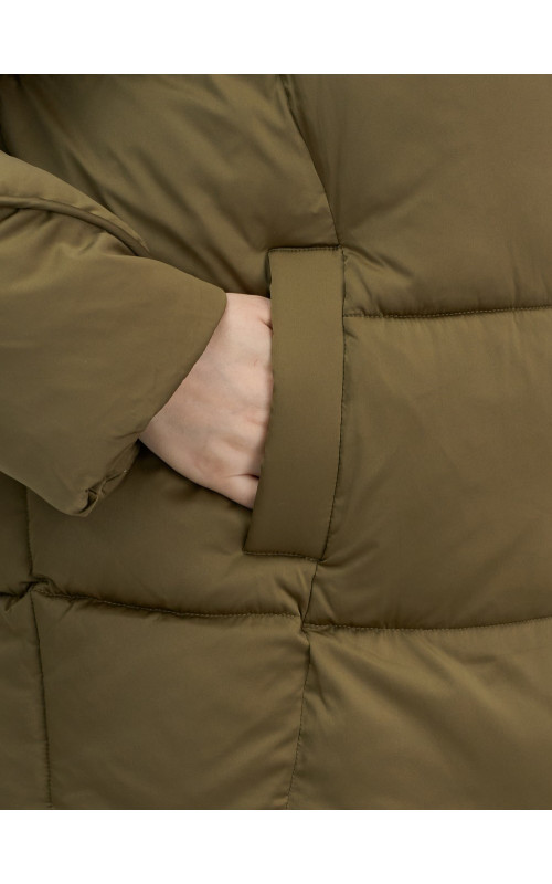 Женский зимний пуховик с капюшоном и декоративными карманами.