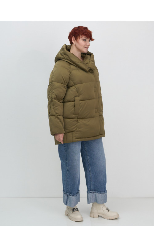 Женский зимний пуховик с капюшоном и декоративными карманами.