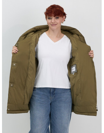 Женский зимний пуховик с капюшоном и декоративными карманами.