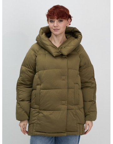 Женский зимний пуховик с капюшоном и декоративными карманами.
