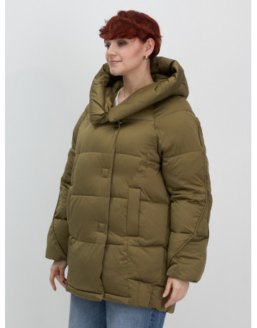 Женский зимний пуховик с капюшоном и декоративными карманами.