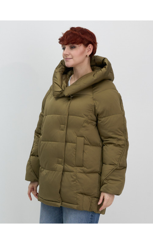 Женский зимний пуховик с капюшоном и декоративными карманами.