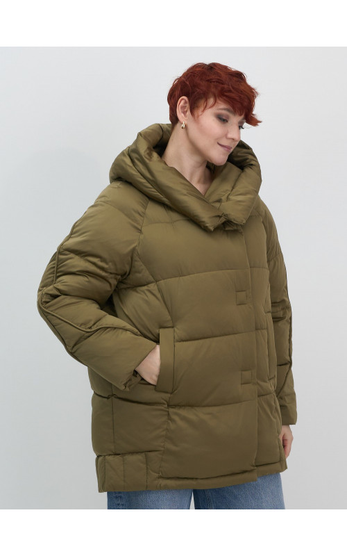 Женский зимний пуховик с капюшоном и декоративными карманами.