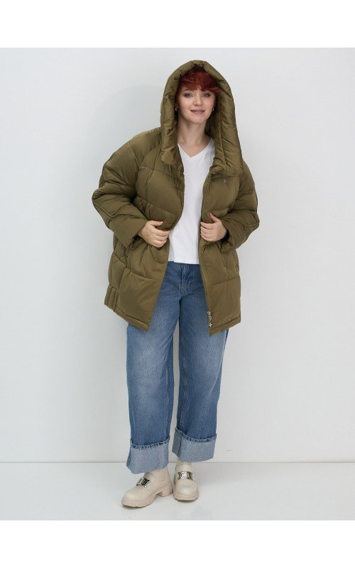 Женский зимний пуховик с капюшоном и декоративными карманами.