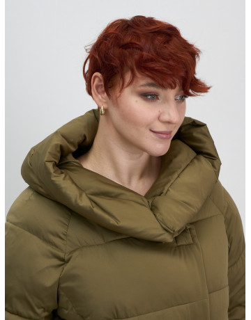 Женский зимний пуховик с капюшоном и декоративными карманами.