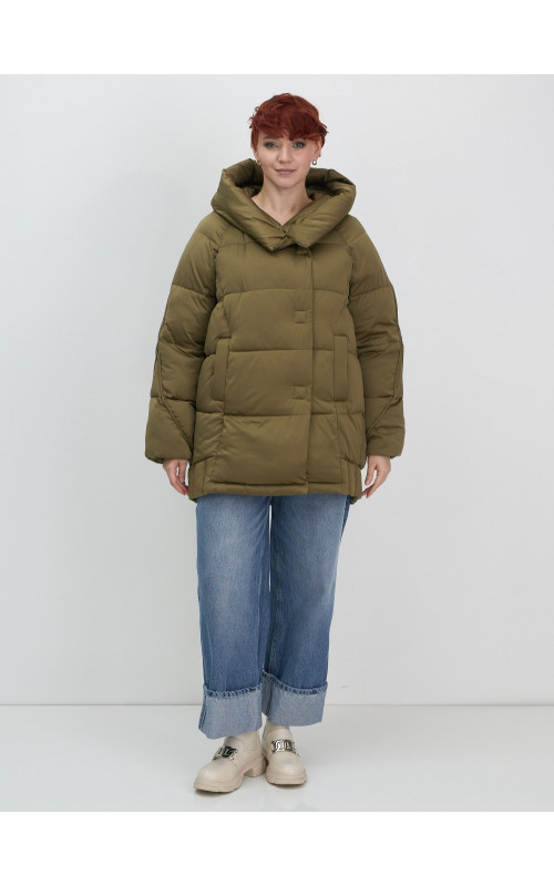 Женский зимний пуховик с капюшоном и декоративными карманами.