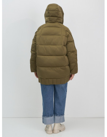 Женский зимний пуховик с капюшоном и декоративными карманами.