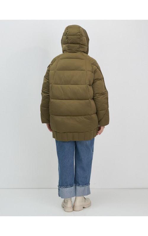 Женский зимний пуховик с капюшоном и декоративными карманами.