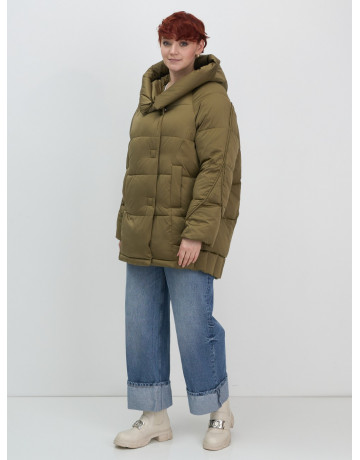 Женский зимний пуховик с капюшоном и декоративными карманами.