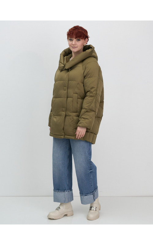 Женский зимний пуховик с капюшоном и декоративными карманами.