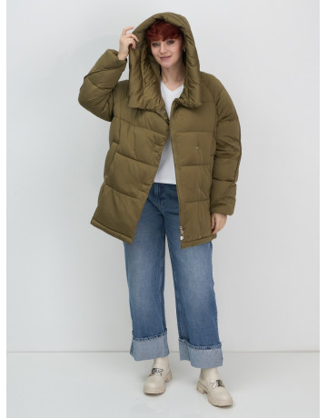 Женский зимний пуховик с капюшоном и декоративными карманами.