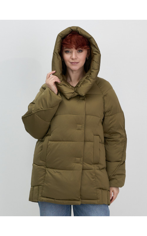 Женский зимний пуховик с капюшоном и декоративными карманами.