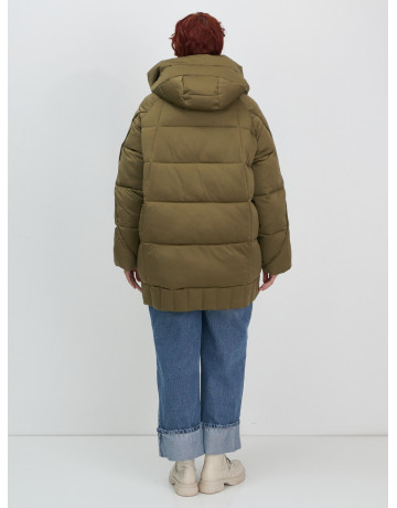 Женский зимний пуховик с капюшоном и декоративными карманами.