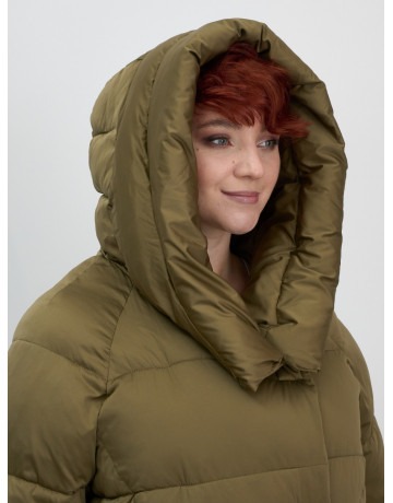 Женский зимний пуховик с капюшоном и декоративными карманами.