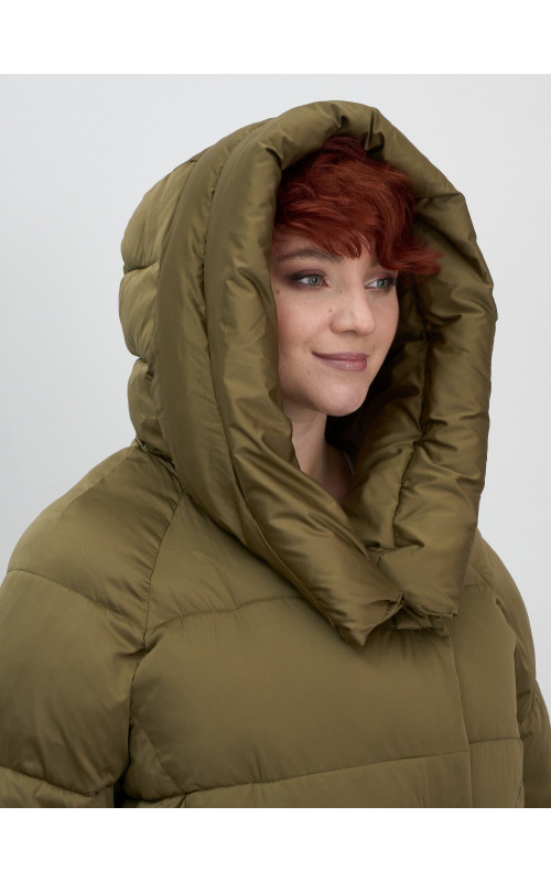 Женский зимний пуховик с капюшоном и декоративными карманами.