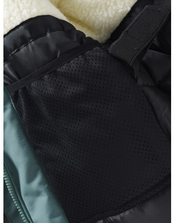 Парка для мальчика зимняя с внутренними лямками.