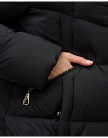 Длинный зимний пуховик для женщин с капюшоном.