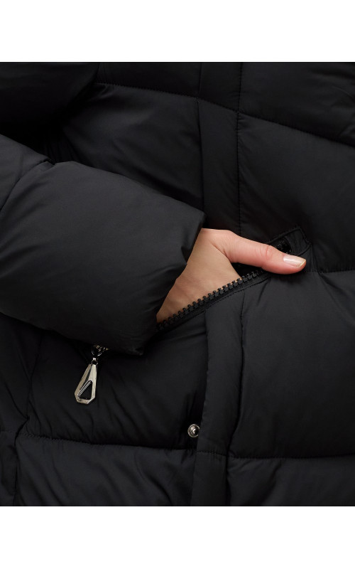 Длинный зимний пуховик для женщин с капюшоном.