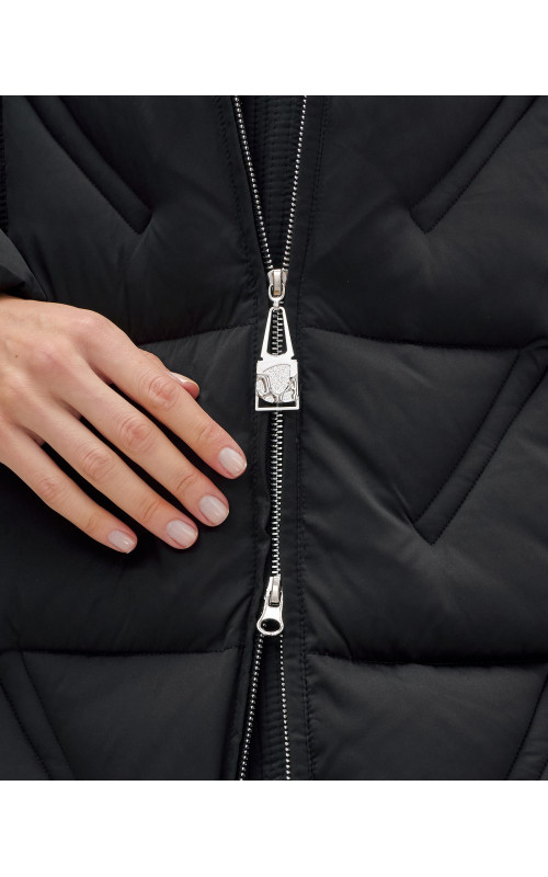 Женская зимняя куртка с капюшоном для холодной погоды.