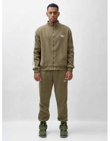 Мужской спортивный утеплённый костюм с начёсом для активного отдыха.