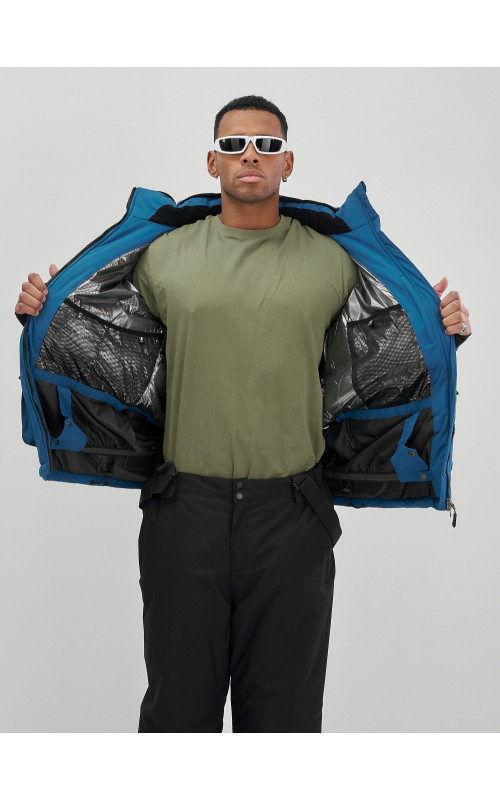 Мужской горнолыжный костюм: куртка и полукомбинезон для зимних активностей.